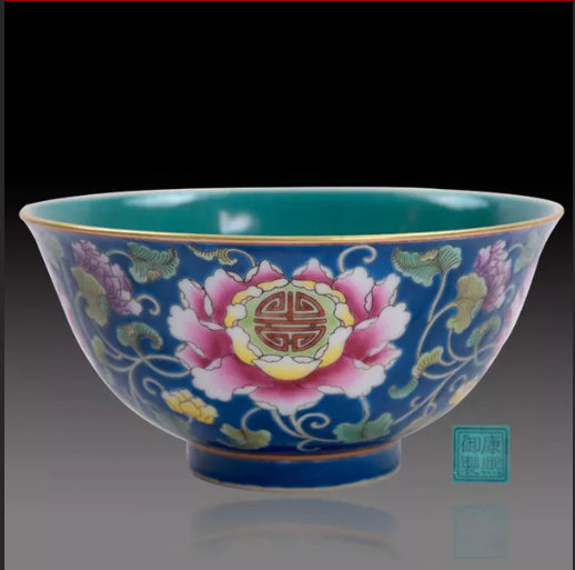 康熙御制款内绿松秞外蓝秞珐琅彩牡丹花纹宫碗.jpg